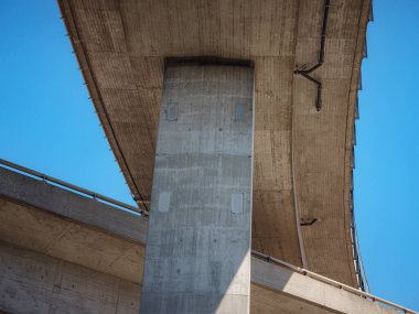 BASEL, SWitzerland, 7 Temmuz 2022: Yeni Basel sokakları, şehir toplu taşımacılığı, güneşli bir yaz günü. otoban köprüsü alt görünümü