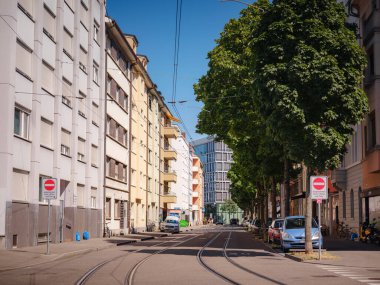 BASEL, SWitzERLAND, 7 Temmuz 2022: Yeni Basel sokakları, şehir toplu taşımacılığı, güneşli bir yaz günü