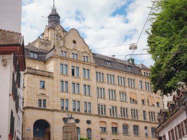 BASEL, SWitzerland, 7 Temmuz 2022: Basel şehir merkezindeki tarihi yapılar. Avrupa 'da iyi korunmuş eski bir şehir. Şehir merkezinde yürüyün, konut binalarının cephelerinde