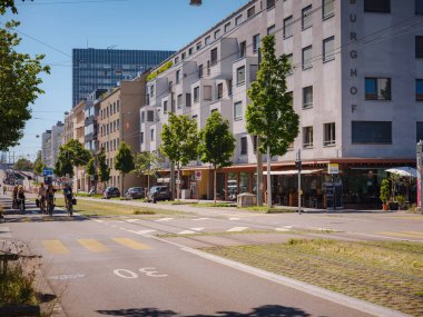 BASEL, SWitzERLAND, 7 Temmuz 2022: Yeni Basel sokakları, şehir toplu taşımacılığı, güneşli bir yaz günü