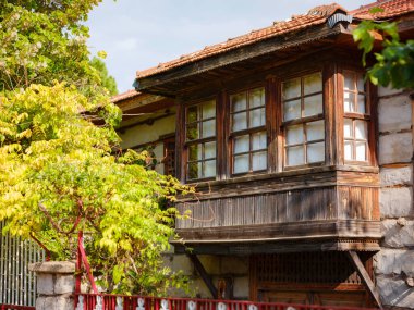 Ormana, Antalya, Türkiye 19 Ekim 2022: sokak ve sonbahar güneşli bir günde köydeki evlerin tasarımı. Ormana bölgesindeki düğmeli evler oldukça dikkat çekicidir.