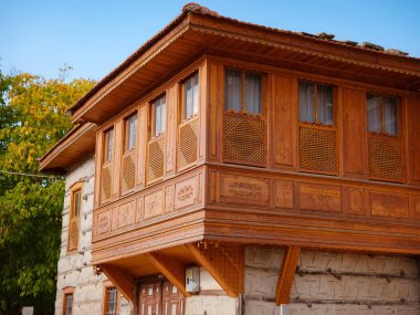 Ormana, Antalya, Türkiye 19 Ekim 2022: sokak ve sonbahar güneşli bir günde köydeki evlerin tasarımı. Ormana bölgesindeki düğmeli evler oldukça dikkat çekicidir.