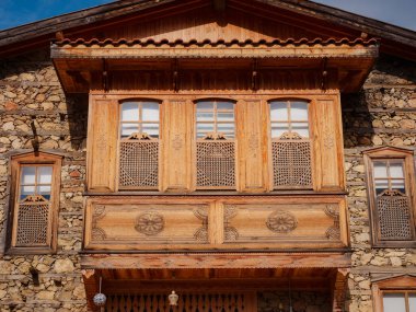 Ormana, Antalya, Türkiye 19 Ekim 2022: sokak ve sonbahar güneşli bir günde köydeki evlerin tasarımı. Ormana bölgesindeki düğmeli evler oldukça dikkat çekicidir.