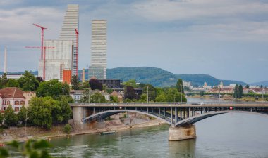 BASEL, SWitzerland, 7 Temmuz 2022: Basel şehir merkezindeki tarihi yapılar. Avrupa 'da iyi korunmuş eski bir şehir. Şehir merkezinde yürüyün, konut binalarının cephelerinde