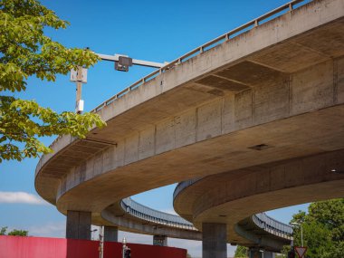 BASEL, SWitzerland, 7 Temmuz 2022: Yeni Basel sokakları, şehir toplu taşımacılığı, güneşli bir yaz günü. otoban köprüsü alt görünümü