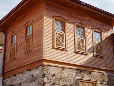 Ormana, Antalya, Türkiye 19 Ekim 2022: sokak ve sonbahar güneşli bir günde köydeki evlerin tasarımı. Ormana bölgesindeki düğmeli evler oldukça dikkat çekicidir.