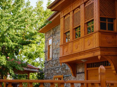 Ormana, Antalya, Türkiye 19 Ekim 2022: sokak ve sonbahar güneşli bir günde köydeki evlerin tasarımı. Ormana bölgesindeki düğmeli evler oldukça dikkat çekicidir.