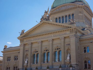 BERN SWitzERLAND, 7 Temmuz 2022: Avrupa 'da iyi korunmuş eski bir şehir olan Bern' in şehir merkezindeki tarihi yapılar. Şehir merkezinde yürüyün, konut binalarının cephelerinde