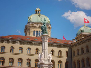 BERN SWitzERLAND, 7 Temmuz 2022: hükümet binasının yanındaki Bernabrunnen çeşmesi. Şehir merkezinde yürüyün, konut binalarının cephelerinde