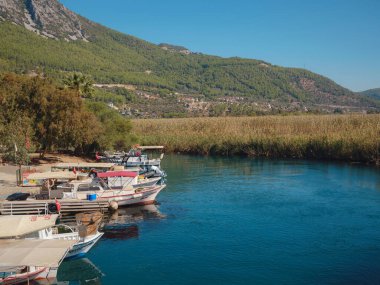 Akyaka, Türkiye, 23 Ekim 2022: Akyaka Köyü 'ndeki Azmak Akıntısı' nda insanlar turneye çıkıyor. Akyaka Türkiye 'de popüler bir turizm beldesi.