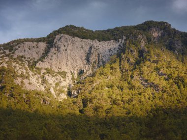 Antalya 'da yaz akşamları orman dağları. Macera ve seyahat kavramı