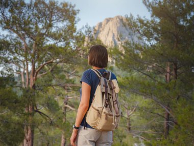 Türkiye 'de Antalya yakınlarındaki Lycian Yolu' nda yürüyen bir kadın gezgin. Açık hava, fiziksel ve zihinsel refah, dijital detoks konsepti