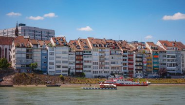 BASEL, SWitzERLAND, 7 Temmuz 2022: Basel ve Ren Nehri 'ndeki binalar, İsviçre. İsviçre 'nin Riverside' ı. İnsanlar nehirde yürürler ve dinlenirler.