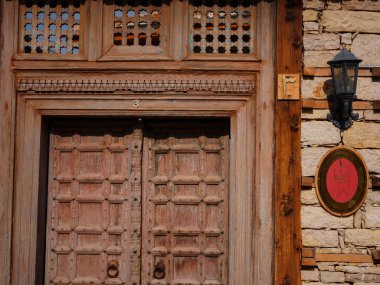 Ormana, Antalya, Türkiye 19 Ekim 2022: sokak ve sonbahar güneşli bir günde köydeki evlerin tasarımı. Ormana bölgesindeki düğmeli evler oldukça dikkat çekicidir.