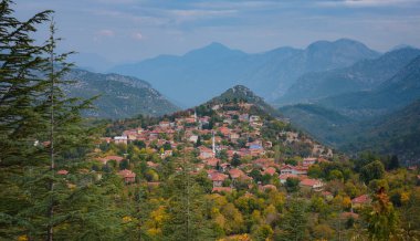 Sonbahar güneşli bir günde Ormana İbradi Antalya Hindi 'nin hava fotoğrafı. Ormana bölgesindeki düğmeli evler oldukça dikkat çekicidir.