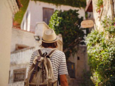 Marmaris, Türk Rivierası 'nın Turkuaz Sahili' ndeki tatil beldesi. Marmaris denize açılmak ve dalmak için harika bir yer. Marmaris 'in Güzel Caddelerindeki Turist Kadın.