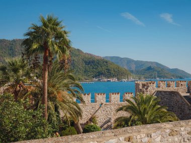 Marmaris, Türk Rivierası 'nın Turkuaz Sahili' ndeki tatil beldesi. Marmaris denize açılmak ve dalmak için harika bir yer. Kale eski şehrin kalbidir.
