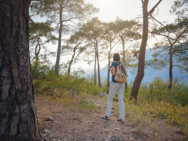 Türkiye 'de Antalya yakınlarındaki Lycian Yolu' nda yürüyen bir kadın gezgin. Açık hava, fiziksel ve zihinsel refah, dijital detoks konsepti