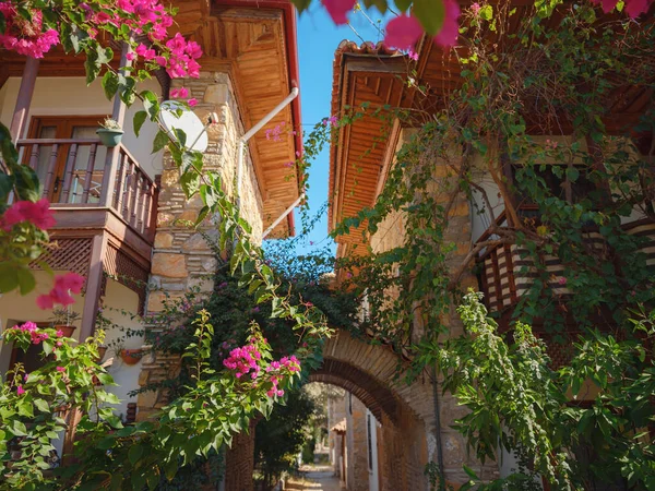 Akyaka是土耳其西南部的一个沿海城市 是一个不断扩大的国际旅游中心 阳光灿烂温暖的秋日 美丽的传统土耳其式房屋 — 图库照片
