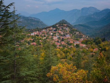 Sonbahar güneşli bir günde Ormana İbradi Antalya Hindi 'nin hava fotoğrafı. Ormana bölgesindeki düğmeli evler oldukça dikkat çekicidir.