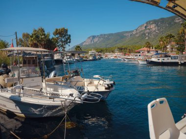 Akyaka, Türkiye, 23 Ekim 2022: Akyaka Köyü 'ndeki Azmak Akıntısı' nda insanlar turneye çıkıyor. Akyaka Türkiye 'de popüler bir turizm beldesi.