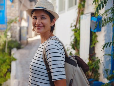 Marmaris, Türk Rivierası 'nın Turkuaz Sahili' ndeki tatil beldesi. Marmaris denize açılmak ve dalmak için harika bir yer. Marmaris 'in Güzel Caddelerindeki Turist Kadın.