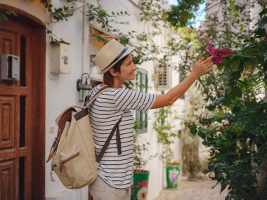 Marmaris, Türk Rivierası 'nın Turkuaz Sahili' ndeki tatil beldesi. Marmaris denize açılmak ve dalmak için harika bir yer. Marmaris 'in Güzel Caddelerindeki Turist Kadın.