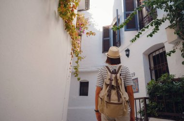 Marmaris, Türk Rivierası 'nın Turkuaz Sahili' ndeki tatil beldesi. Marmaris denize açılmak ve dalmak için harika bir yer. Marmaris 'in Güzel Caddelerindeki Turist Kadın.
