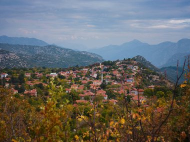 Sonbahar güneşli bir günde Ormana İbradi Antalya Hindi 'nin hava fotoğrafı. Ormana bölgesindeki düğmeli evler oldukça dikkat çekicidir.