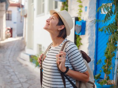 Marmaris, Türk Rivierası 'nın Turkuaz Sahili' ndeki tatil beldesi. Marmaris denize açılmak ve dalmak için harika bir yer. Marmaris 'in Güzel Caddelerindeki Turist Kadın.