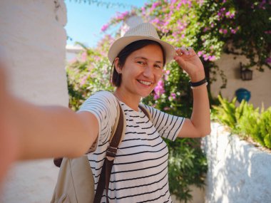 Marmaris, Turkuaz Sahili olarak bilinen Türk Rivierası 'ndaki tatil köyüdür. Marmaris denize açılmak ve dalmak için harika bir yer. Marmaris 'in güzel sokaklarındaki turist kadın akıllı telefondan selfie çekiyor..