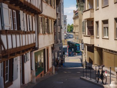 BASEL, SWitzerland, 7 Temmuz 2022: Basel şehir merkezindeki tarihi yapılar. Avrupa 'da iyi korunmuş eski bir şehir. Şehir merkezinde yürüyün, konut binalarının cephelerinde