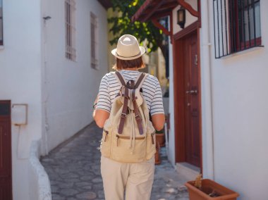 Marmaris, Türk Rivierası 'nın Turkuaz Sahili' ndeki tatil beldesi. Marmaris denize açılmak ve dalmak için harika bir yer. Marmaris 'in Güzel Caddelerindeki Turist Kadın.