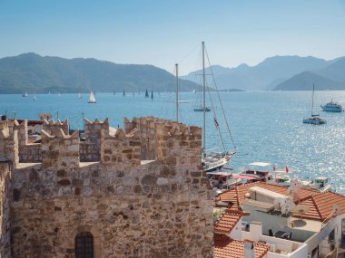 Marmaris, Türk Rivierası 'nın Turkuaz Sahili' ndeki tatil beldesi. Marmaris denize açılmak ve dalmak için harika bir yer. Kale eski şehrin kalbidir.