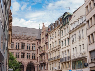 BASEL, SWitzerland, 7 Temmuz 2022: Basel şehir merkezindeki tarihi yapılar. Avrupa 'da iyi korunmuş eski bir şehir. Şehir merkezinde yürüyün, konut binalarının cephelerinde