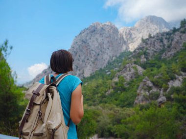 Sırt çantasıyla gezen, Türkiye 'ye seyahat eden, Akdeniz' de yaz günü gezisi yapan bir turist. Sıfır atık yolculuğu, aktif yaşam tarzı, yaz tatili konsepti.