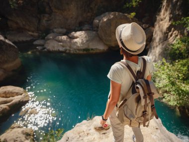 Sırt çantasıyla gezen, Türkiye 'ye seyahat eden, Akdeniz' de yaz günü gezisi yapan bir turist. Sıfır atık yolculuğu, aktif yaşam tarzı, yaz tatili konsepti.