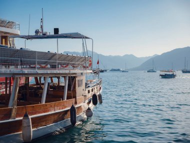 MARİS, TURKEY - 23 Ekim 2022: Marmaris marina manzarası Muğla kenti, Türkiye 'nin güzel şehir manzarası.