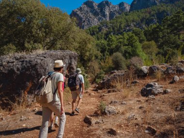 Sıcak bir yaz gününde sırt çantalı, Türkiye 'de gezen, Akdeniz' de gezen bir grup turist. Sıfır atık yolculuğu, aktif yaşam tarzı, yaz tatili konsepti.