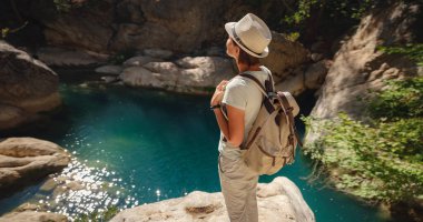 Sırt çantasıyla gezen, Türkiye 'ye seyahat eden, Akdeniz' de yaz günü gezisi yapan bir turist. Sıfır atık yolculuğu, aktif yaşam tarzı, yaz tatili konsepti.