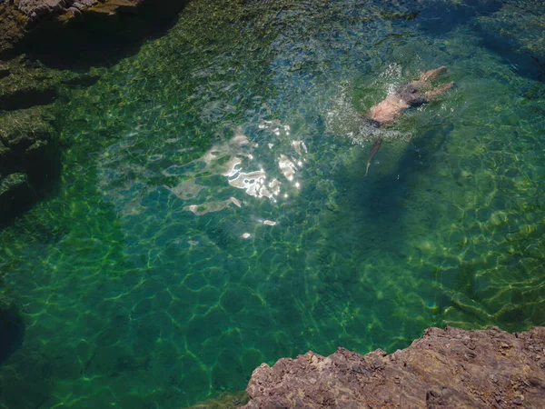 여름날에는 지하에서의 젊은이는 다이빙 강에서 재미를 야외에서의 활동적 방학의 — 스톡 사진