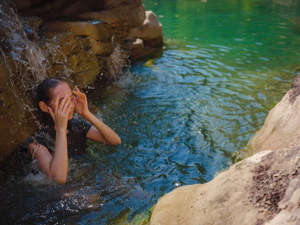 여름날에는 지하에서의 수영복을 여자는 강에서 재미를 야외에서의 활동적 방학의 — 스톡 사진