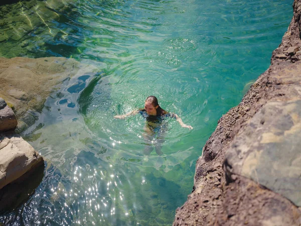 여름날에는 지하에서의 수영복을 여자는 강에서 재미를 야외에서의 활동적 방학의 — 스톡 사진