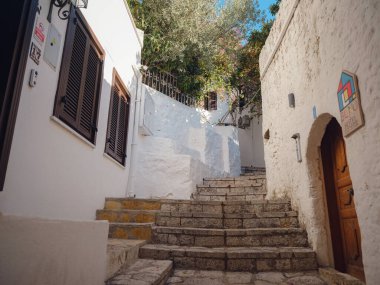 Marmaris, Türk Rivierası 'nın Turkuaz Sahili' ndeki tatil beldesi. Marmaris 'in güzel sokakları. Beyaz tuğlaları, yeşil bitkileri ve çiçekleri olan evlerin arasında merdivenleri olan dar sokaklar