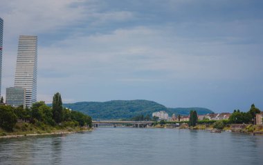 BASEL, SWitzERLAND, 7 Temmuz 2022: Basel ve Ren Nehri 'ndeki binalar, İsviçre. İsviçre 'nin Riverside' ı. İnsanlar nehirde yürürler ve dinlenirler.