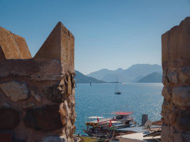 Marmaris, Türk Rivierası 'nın Turkuaz Sahili' ndeki tatil beldesi. Marmaris denize açılmak ve dalmak için harika bir yer. Kale eski şehrin kalbidir.