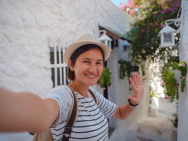 Marmaris, Turkuaz Sahili olarak bilinen Türk Rivierası 'ndaki tatil köyüdür. Marmaris denize açılmak ve dalmak için harika bir yer. Marmaris 'in güzel sokaklarındaki turist kadın akıllı telefondan selfie çekiyor..