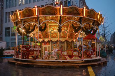 Düsseldorf 'ta. GERÇEK. 13 Aralık 2022 'de. Almanya 'da Noel. Noel piyasa ruhu. Noel 'i kutluyoruz. Işıklar, atlı karınca, şehir merkezindeki markette küçük evler, inanılmaz yiyecek seçimi.