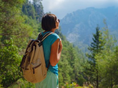 Sırt çantasıyla gezen, Türkiye 'ye seyahat eden, Akdeniz' de yaz günü gezisi yapan bir turist. Sıfır atık yolculuğu, aktif yaşam tarzı, yaz tatili konsepti.
