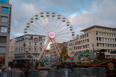 Dortmund. GERÇEK. 13 Aralık 2022 'de. Noel piyasa ruhu. Noel 'i kutluyoruz. Işıklar, atlı karınca, şehir merkezindeki markette küçük evler, inanılmaz yiyecek seçimi..